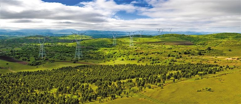 內(nèi)蒙古首條特高壓輸電通道——錫林郭勒盟至山東省1000千伏特高壓輸電線路。.jpg
